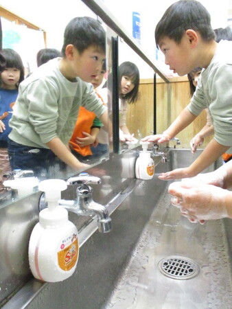 愛知県豊橋市は株式会社ジェイテクトからキレイキレイ薬用泡ハンドソープの寄附（企業版ふるさと納税）をいただきました。