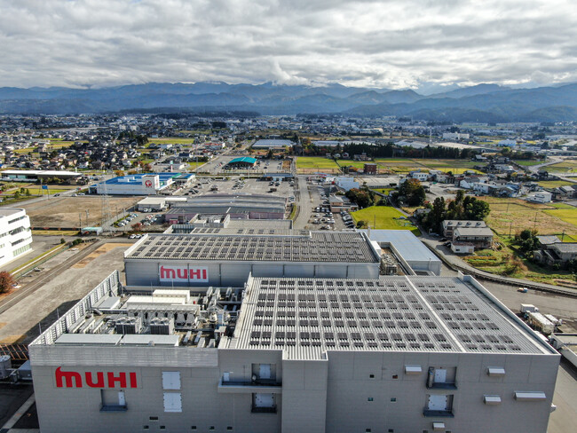 工場の屋上に太陽光発電設備を導入