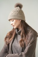 カジュアルもカシミヤの素材感でリッチに