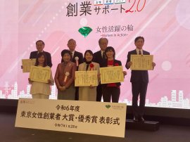 小池都知事との記念撮影 小池都知事との記念撮影