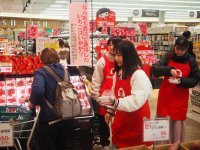 ICT（情報通信技術）を活用した「なら近大農法（ICT農法）」で栽培した「コープの農場のいちご」の販売イベントを実施