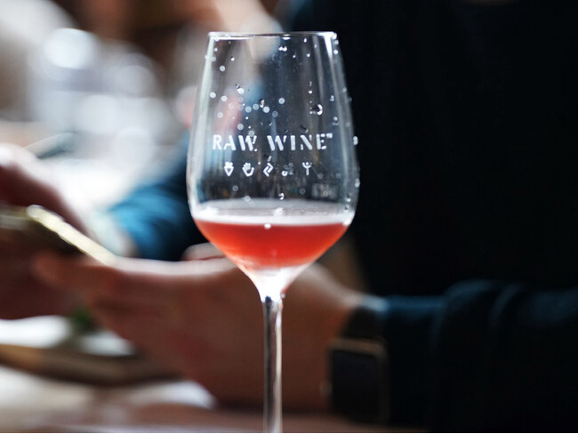 今年もカムバック。世界最大級のナチュラルワインの祭典『RAW WINE TOKYO 2025』が5月10日（土）・11日（日）に開催決定