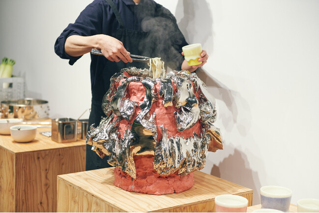 桑田卓郎＋く「窯上げうどん」をGallery & Restaurant 舞台裏（麻布台ヒルズ）にて2025年1月25日（土）より開催中。アーティストの作品で食事ができるイベントも