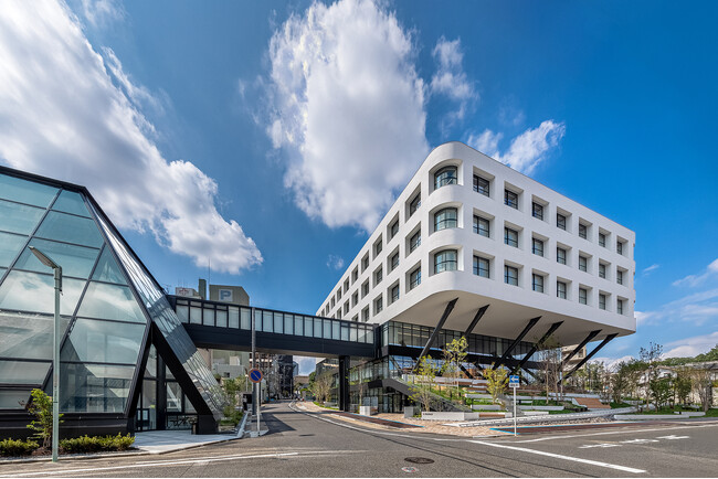 地域とつながる緑の丘のキャンパス【愛知学院大学 末盛キャンパス歯学部臨床教育研究棟】