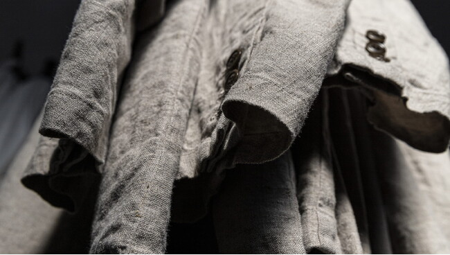 FLAX = NATURAL LINEN SUITING 自然の産物ブラックリネンのセットアップ。