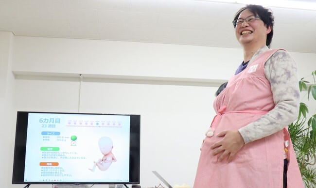 世界に1台だけ！大阪・関西万博に展示予定の胎動や体温まで体感できる妊婦体験システムの体験会を、男性従業員向けに実施
