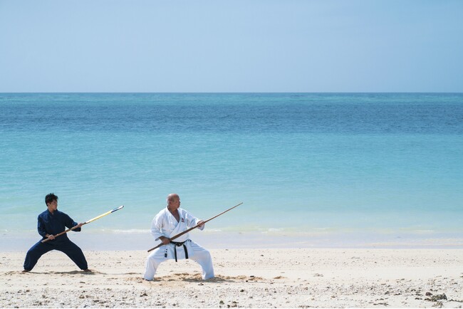 【星のや沖縄】沖縄発祥の空手を学び、沖縄の文化と自然の力を感じるウェルネスプログラム「琉球唐手（トゥーディ）滞在」が誕生