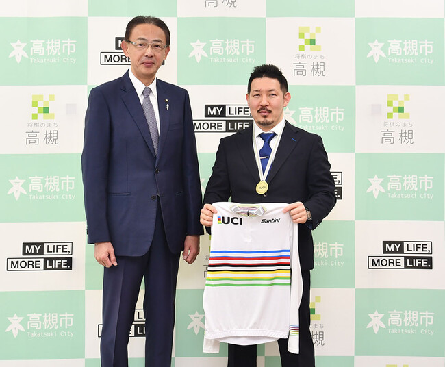 高槻市在住の伊藤信さんが自転車競技のマスターズ世界選手権優勝を市長に報告