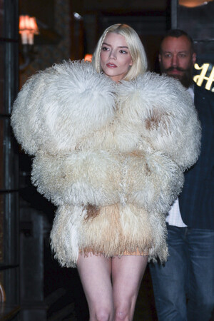 【McQueen】アニャ・テイラー＝ジョイがマックイーンを着用