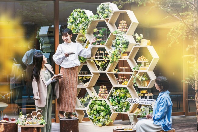 【BEB5軽井沢】丸太に登ってスイーツを取る！？高さ2.5mの「BEB特大アフタヌーンティー」が今年も登場！春のテーマは軽井沢らしい「はちみつとチーズ」