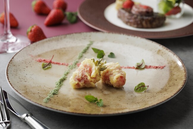 富士マリオットホテル山中湖 いちごの天ぷらから始まる、全皿にいちごを使用した春色ディナーコース「Strawberry Symphony (ストロベリーシンフォニー)」を発売