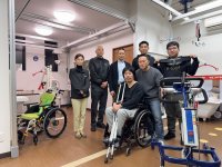 車椅子生活を続けていた方が両松葉杖で“10年ぶり”の歩行！安全懸架装置と歩行筋サポートギアが拓く新たなリハビリの可能性