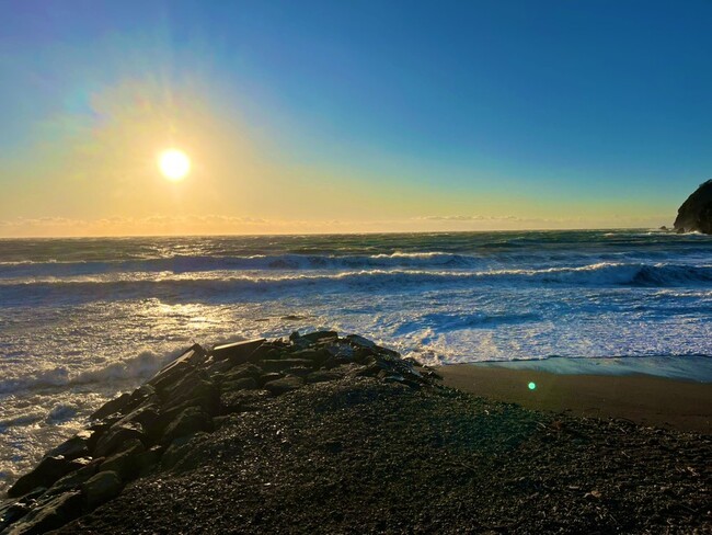 【RVパークで車中泊】美しい夕陽の絶景が楽しめる「RVパーク 西伊豆大浜海岸villa SURF9」などRVパーク4施設が新規認定！