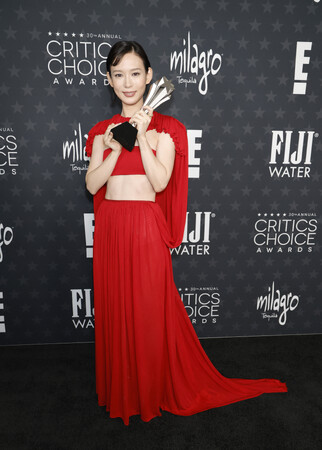 【ルイ・ヴィトン】穂志もえか、助演女優賞を受賞した第30回クリティクス・チョイス・アワード授賞式にてルイ・ヴィトンを着用