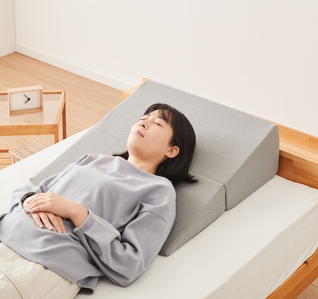 高反発ウレタン × 幅広設計で充実したリラックスタイムを。快適な姿勢をサポートする「三角クッション」が登場！