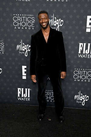 【ルイ・ヴィトン】オルディス・ホッジ、第30回クリティクス・チョイス・アワード授賞式にてルイ・ヴィトンを着用