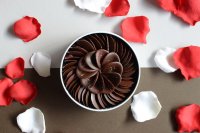京都のプレマルシェ・カカオレート(R)ラボより、花びらのようなチョコレート「カカオレートペタル」が登場