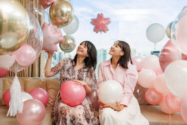【品川プリンスホテル】さくらバルーンが彩る華やかなお部屋で卒業を祝う『卒旅さくらステイ』が登場