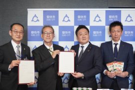 締結式の様子。(写真左から二番目)御坊市 三浦 源吾市長、(写真一番左)御坊市 弓倉 正啓教育長、(写真左から三番目より)SDH 取締役 学校給食事業本部長 大村 英貴、SDH取締役 社会サービス事業本部長 増田 崇彦 締結式の様子。(写真左から二番目)御坊市 三浦 源吾市長、(写真一番左)御坊市 弓倉 正啓教育長、(写真左から三番目より)SDH 取締役 学校給食事業本部長 大村 英貴、SDH取締役 社会サービス事業本部長 増田 崇彦