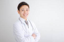 腕組みする医師 腕組みする医師