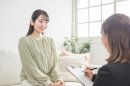 カウンセリングにきた女性と日本人女性 カウンセリングにきた女性と日本人女性