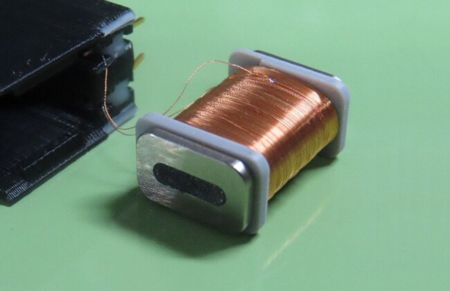 わずかな動きで発電する電磁誘導発電モジュールを開発