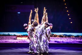 男性的な美しさをアピールした集団演技（©Daniel Heydt）