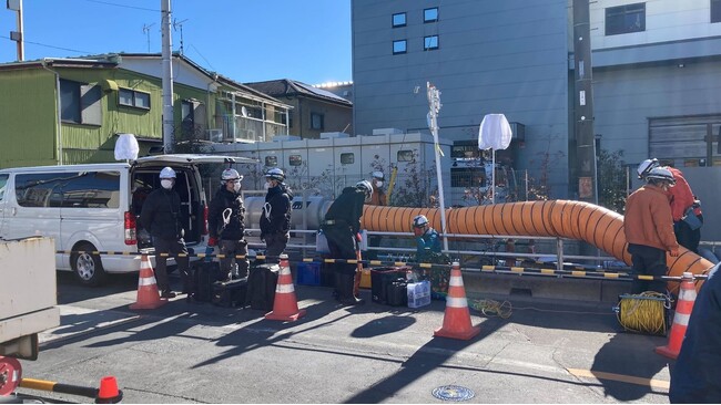 埼玉県八潮市で発生した道路陥没事故において当社の屋内点検用ドローン「IBIS2」を活用した下水管調査を実施堆積物に至る手前の地点でキャビンらしきものを確認