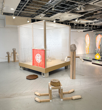 ソノ アイダ#TOKYO MIDTOWN AWARD 第6期成果展にて 「さとうくみ子氏の新作『こねまわし』」の作品素材に日本化工機材の「角紙管」が使用されました。