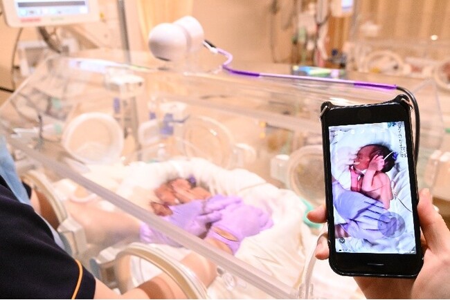 新生児集中治療室にいるお子さまを、24時間ご自宅で見守ることが可能に。杏林大学医学部付属病院で、DXアンテナ製の「卓上みまもるカメラ」による「24時間オンライン面会システム」の運用を開始