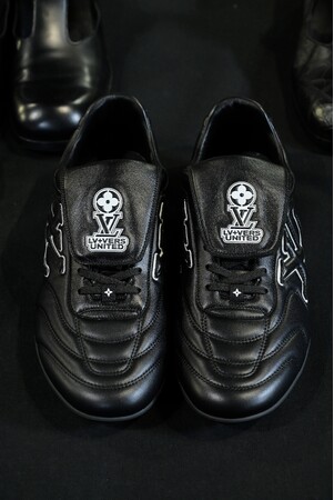 【ルイ・ヴィトン】サッカーから着想を得たスニーカー、「LV フットプリント サッカー スニーカー」が登場