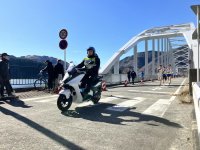 電動スクーター「E01」が、第79回市町村対抗「かながわ駅伝」競走大会で大学生エキシビションレースの走行をサポート