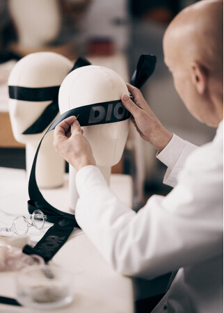 【DIOR】2025‐2026年ウィンター メンズ コレクションにアクセントを添えたリボンシェイプのアイマスク
