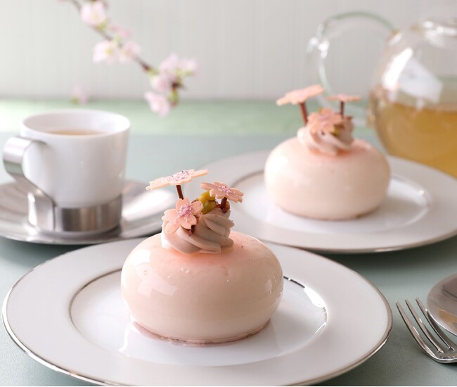 ジョエル・ロブションの桜のプチガトー　春の訪れを感じるフォルムと味わいの「さくら ～桜香るムース～」