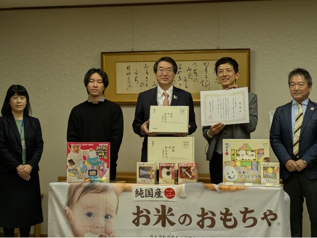 玩具メーカーのピープル、新潟市に「お米のおもちゃ」を寄贈