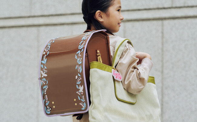 土屋鞄のランドセル 反射材が光る絵柄付きカバーを新発売　背負い心地アップのサポートアイテムも新色が登場