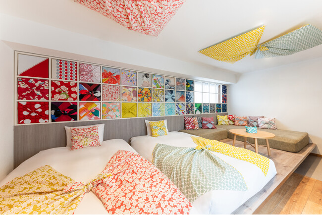 【OMO5京都三条】大小さまざまで色鮮やかな風呂敷が客室を包み込む！知られざる魅力が満載の「ふろしきルーム」誕生