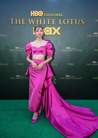 【ルイ・ヴィトン】リサ、「ホワイトロータス」シーズン3のバンコク・プレミアにルイ・ヴィトンを着用