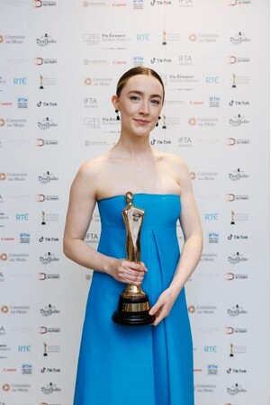 【ルイ・ヴィトン】アイリッシュ・フィルム＆テレビアカデミー賞で最優秀主演女優賞と最優秀助演女優賞を受賞したシアーシャ・ローナン、ルイ・ヴィトンを着用