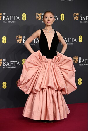 【ルイ・ヴィトン】セレブリティが、英国アカデミー賞(BAFTA)2025の授賞式にてルイ・ヴィトンを着用