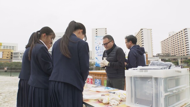 地域の川と海を守るために、ごみ拾いを実施　いつでもごみ拾いができる“拾い箱”を中高生が体験