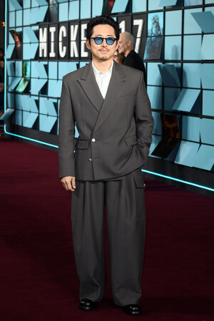 【ルイ・ヴィトン】スティーヴン・ユアン、映画「ミッキー17」のワールドプレミアにルイ・ヴィトンを着用