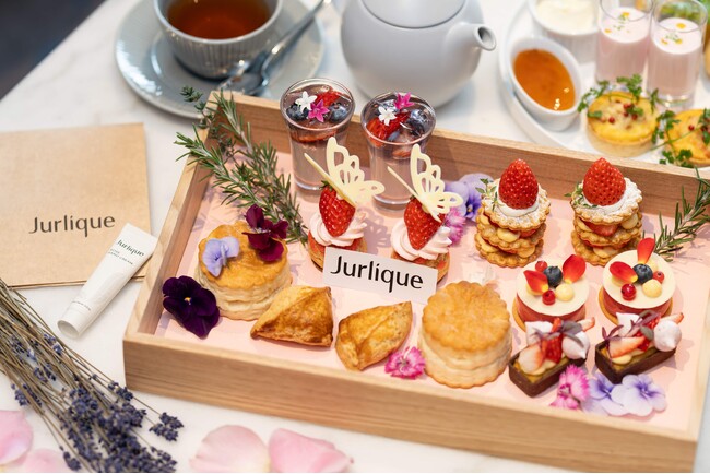 【コートヤード・バイ・マリオット名古屋】ジュリーク×コートヤード・バイ・マリオット名古屋　コラボレーションアフタヌーンティー「ストロベリーフィールズティーパーティー」を3月1日（土）より販売開始