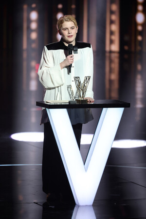 【ルイ・ヴィトン】ザホ・デ・サガザン、第40回「LES VICTOIRES DE LA MUSIQUE」授賞式にルイ・ヴィトンを着用