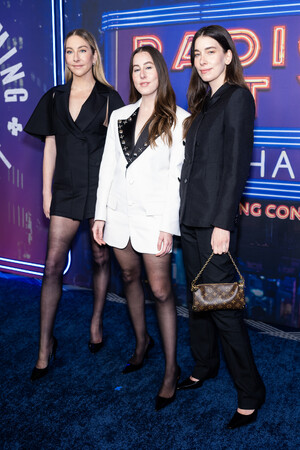 【ルイ・ヴィトン】エスティ、アラナ、ダニエル・ハイム、「サタデー・ナイト・ライヴ」50周年記念コンサートにルイ・ヴィトンを着用