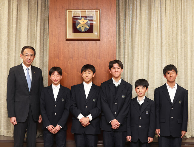 高槻市立五領中学校テニス部が近畿大会出場を市長に報告