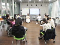 2/22　組織で活躍するために必要なリーダーシップスキルを学ぶリカレントプログラム　「未来志向の女性に向けたリーダーシップ育成講座」修了式を開催　修了式には受講生12名、田畑学長、中村副学長、小泉教授が列席