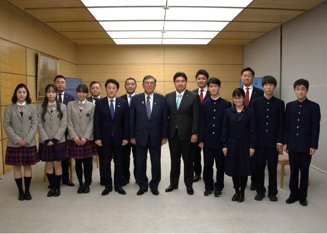 「第二回全国高校生政策甲子園」最優秀チームの佐久長聖高と東京学芸大附高の生徒が総理表敬訪問