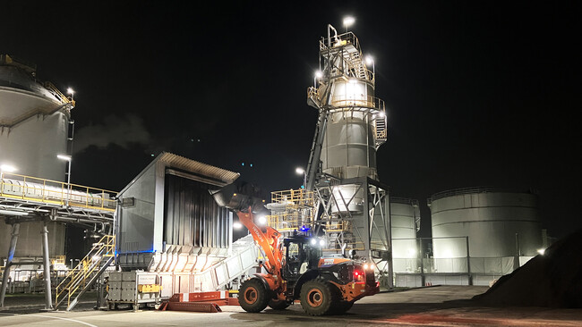 ホイールローダ用の後付け自動運転装置を開発