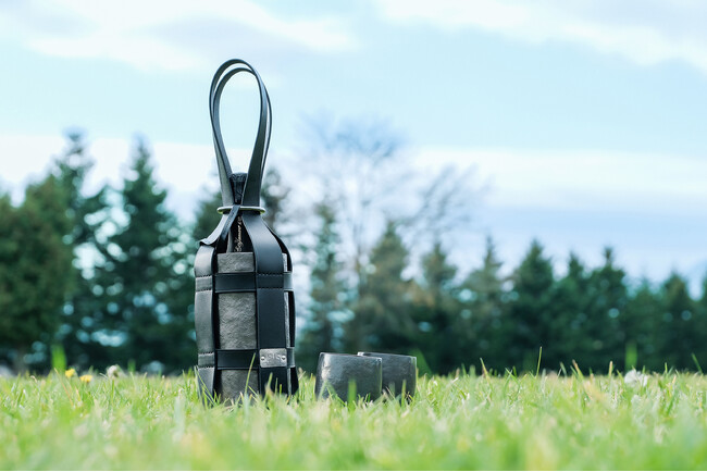 〈SUSgallery×SOMES SADDLE〉初のコラボレーション「Bottle Keeper Holder」を発売